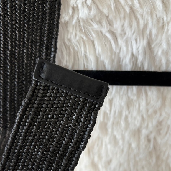 Black woven elastic Textured Belt with wooden style buckle - Picture 4 of 6